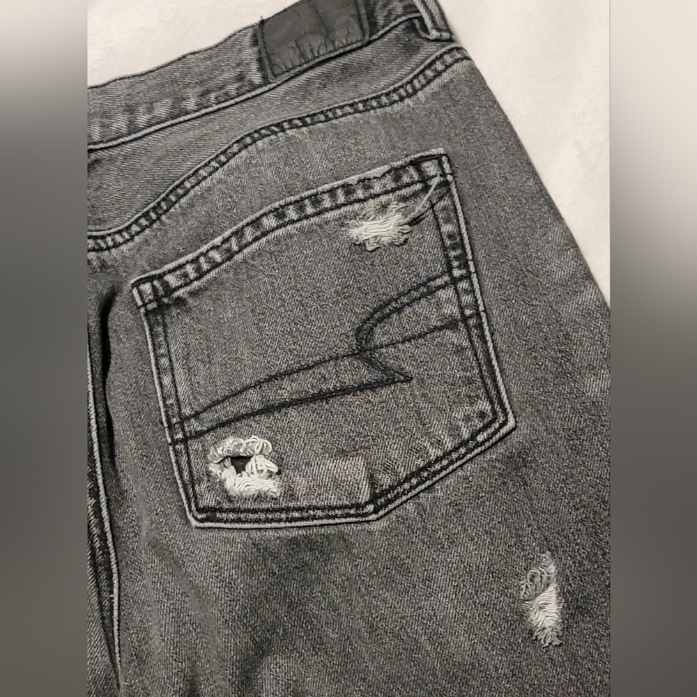 American Eagle Outfitters Womans MoM Jeans, Ripped Gray, Size 4 Great Condition